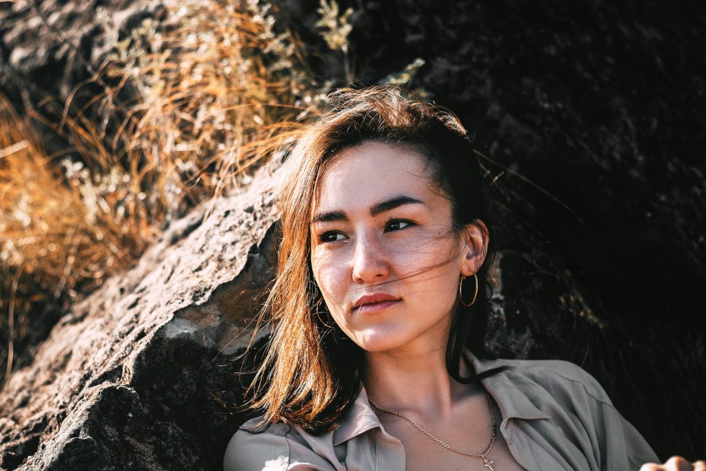 5 Innovazioni Quotidiane per Mantenere la Pelle Sana e Protetta in un Mondo Sempre Connesso pelle ragazza unsplash